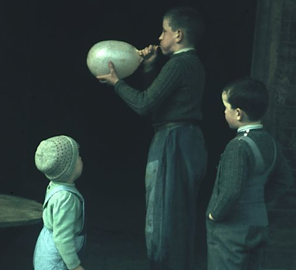 Bild: Hausmetzgete in Lupsingen, Aufblasen einer "Söiblootere" 1950 Museum.BL Fotobestand © Theodor Strübin, Museum.BL - https://creativecommons.org/licenses/by-sa/4.0/ https://memobase.ch/de/object/mbl-001-D2-246?filter%5Bcollection%5D%5B0%5D=Fotobestand%20Theodor%20Str%C3%BCbin&start=20&position=26