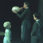 Bild: Hausmetzgete in Lupsingen, Aufblasen einer "Söiblootere" 1950 Museum.BL Fotobestand © Theodor Strübin, Museum.BL - https://creativecommons.org/licenses/by-sa/4.0/ https://memobase.ch/de/object/mbl-001-D2-246?filter%5Bcollection%5D%5B0%5D=Fotobestand%20Theodor%20Str%C3%BCbin&start=20&position=26