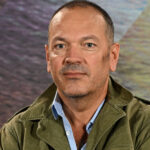 Jean-Stéphane Bron, Locarno 2025 - Foto: DavidPMaynard, https://commons.wikimedia.org/wiki/User:DavidPMaynard - Lizenz: https://creativecommons.org/licenses/by-sa/4.0/deed.en - Datei: https://commons.wikimedia.org/wiki/File:Jean-St%C3%A9phane_Bron_at_the_Locarno_Film_Festival,_Switzerland,_11_August_2025_01.jpg