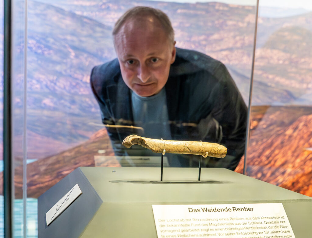 Ausstellungskurator Florian Ter-Nedden mit dem sogenannten „Weidenden Rentier“, dem bekanntesten Fundstück das 1874 in der  Kesslerlochhöhle bei Thayngen gefunden wurde. Dank einer Leihgabe des Rosgartenmuseums Konstanz kehrt dieses Meisterwerk aus der Eiszeit erstmals seit seiner Entdeckung für die Dauer der Ausstellung «EISZEIT. Leben vor 17 000 Jahren» im Original nach Schaffhausen zurück.
