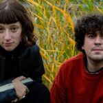 Li (links) und Konni sind Lost in Lona. Live treten sie auch in Fünfer-Formation auf - Foto: © SRF / Vanessa Zimmermann