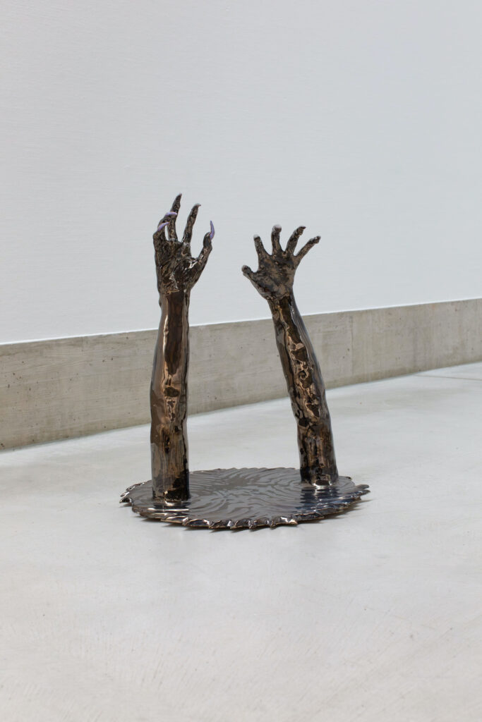 Louis Clerc, Thriller Life, 2025, Grès, émail et vernis à ongles, 60 x 46 x 45 cm photographie ©Jessie Schaer