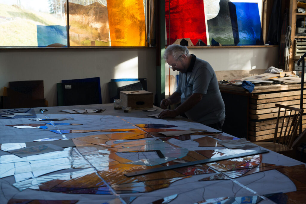 Michel Eltschinger dans son atelier à Villars-sur-Glâne - Photo: © Yves Tabin