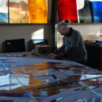 Michel Eltschinger dans son atelier à Villars-sur-Glâne - Photo: © Yves Tabin