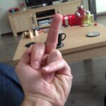 «Stinkefinger» - Foto: Gabrie - Lizenz: https://creativecommons.org/licenses/by-sa/3.0/deed.de - Datei: https://commons.wikimedia.org/wiki/File:Middle_finger2.jpg?uselang=de