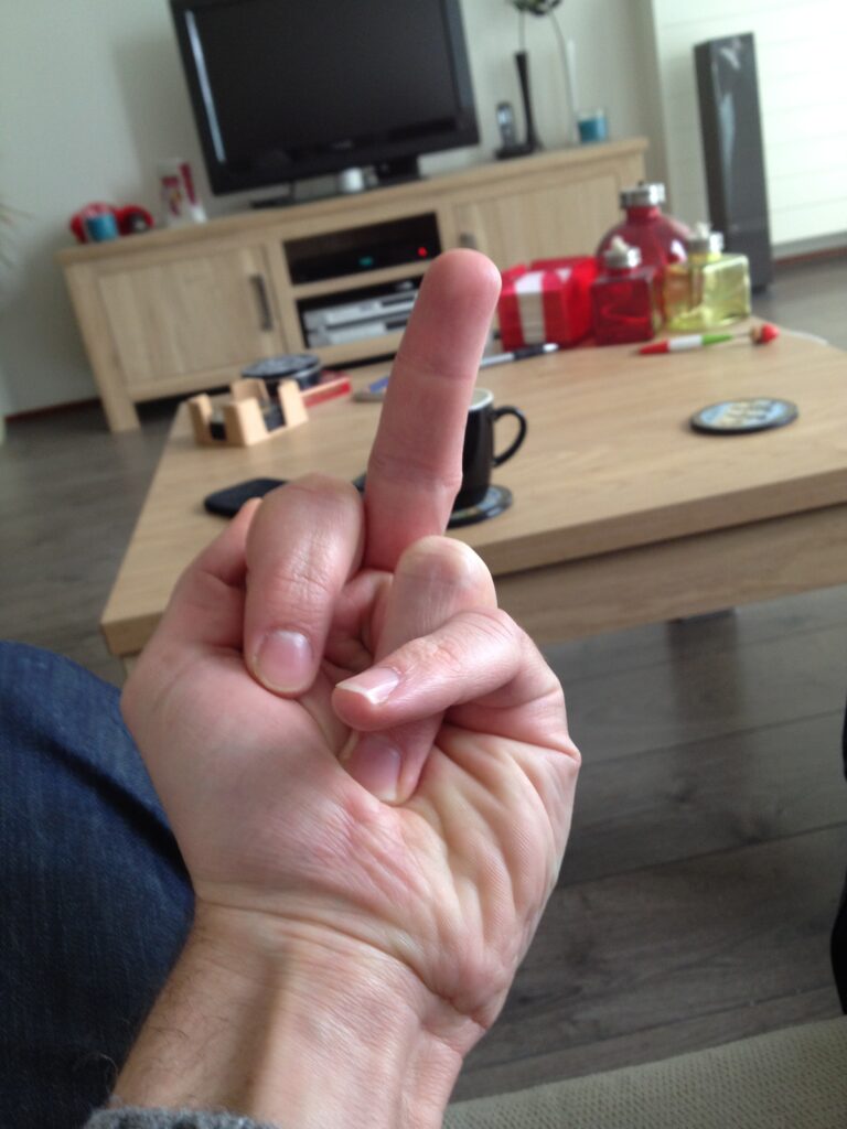 «Stinkefinger» - Foto: Gabrie - Lizenz: https://creativecommons.org/licenses/by-sa/3.0/deed.de - Datei: https://commons.wikimedia.org/wiki/File:Middle_finger2.jpg?uselang=de