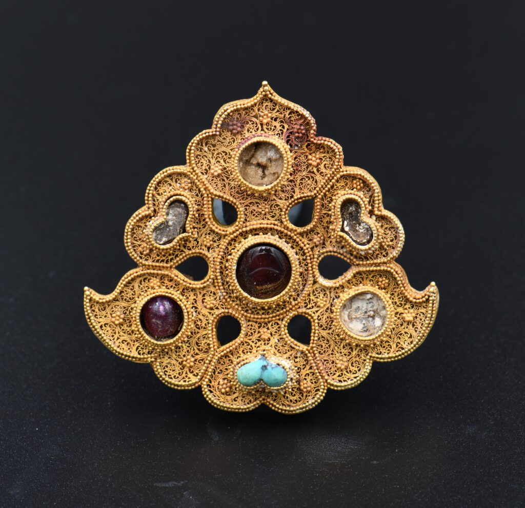 Verzierung einer Kopfbedeckung für Frauen, Mongolei, 13. – 14. Jh., Chinggis Khaan National Museum