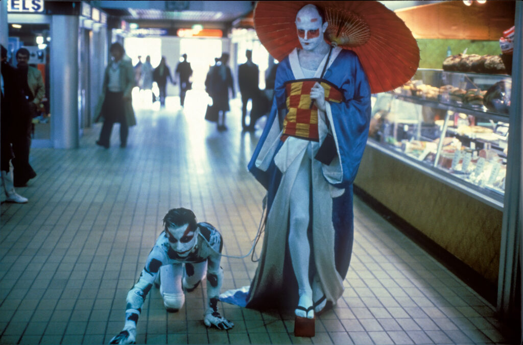 Luciano Castelli & Salomé, The Bitch and her Dog, Performance in Lyon, 1981. Foto: Helmut Metzl