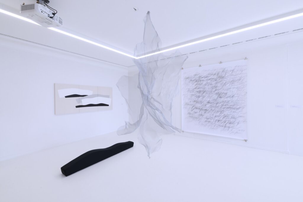 Ausstellungsansicht «Nun, da Himmel und Erde und Winde ruhen» mit Werken aus dem Projekt Found in Translation - Foto: Studio Massimiliano Rossetto