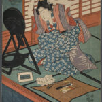 Utagawa Kunisada, dit Utagawa Toyokuni III (1786–1865), Les Filles modernes en pleine floraison [partie droite d’un diptyque], vers 1843–1847, gravure sur bois, 366 x 255 mm. Photographie : Julien Gremaud