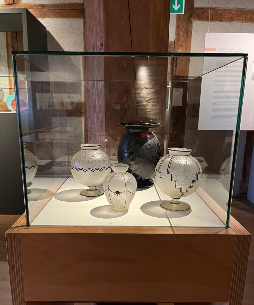 © Vitromusée Romont 2025, La Verrerie artistique de Saint-Prex, https://www.facebook.com/photo?fbid=1405000991635072&set=pcb.1405001028301735