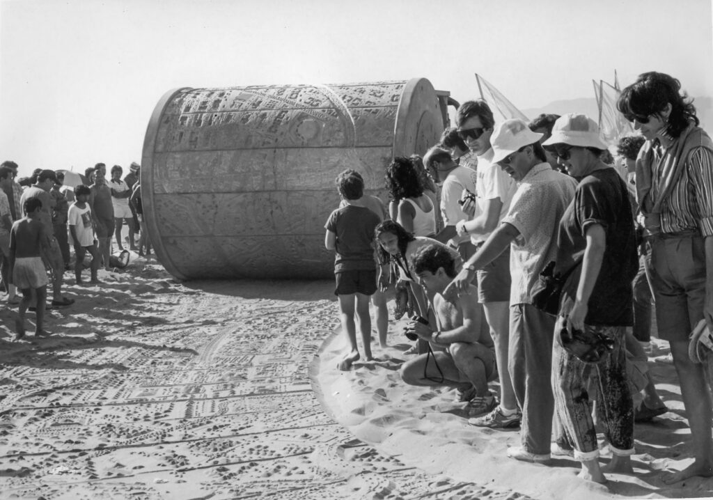 Documentation of Carl Cheng’s Santa Monica Art Tool and its installation Walk on LA Künstler:in & Beteiligte: Carl Cheng Entstehungszeit: 1988 Zusatz: Santa Monica State Beach Copyright: © Carl Cheng Creditline: Courtesy the artist
