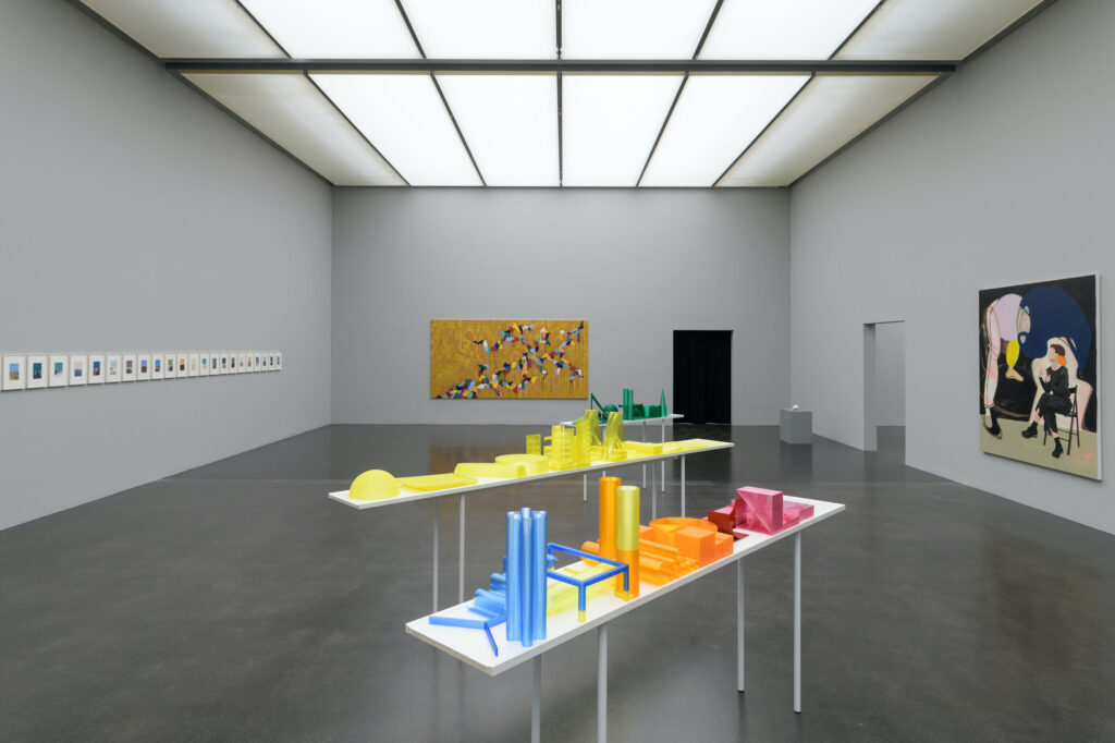 Ausstellungansicht zentral! XL Kunstmuseum Luzern, 2025, mit Werken von Jonas Burkhalter, Martin Bütler, Miranda Fierz und Markus Kummer, Courtesy of the artists, Foto: Marc Latzel