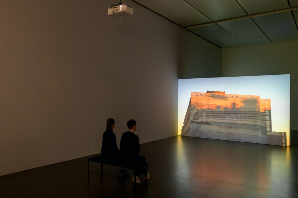 Susanne Hofer, Tramonto, 2024/2025, Ausstellungsansicht zentral! XL Kunstmuseum Luzern, 2025, Video, Loop 1 Min. 53 Sek., Courtesy of the artist, Foto: Marc Latzel