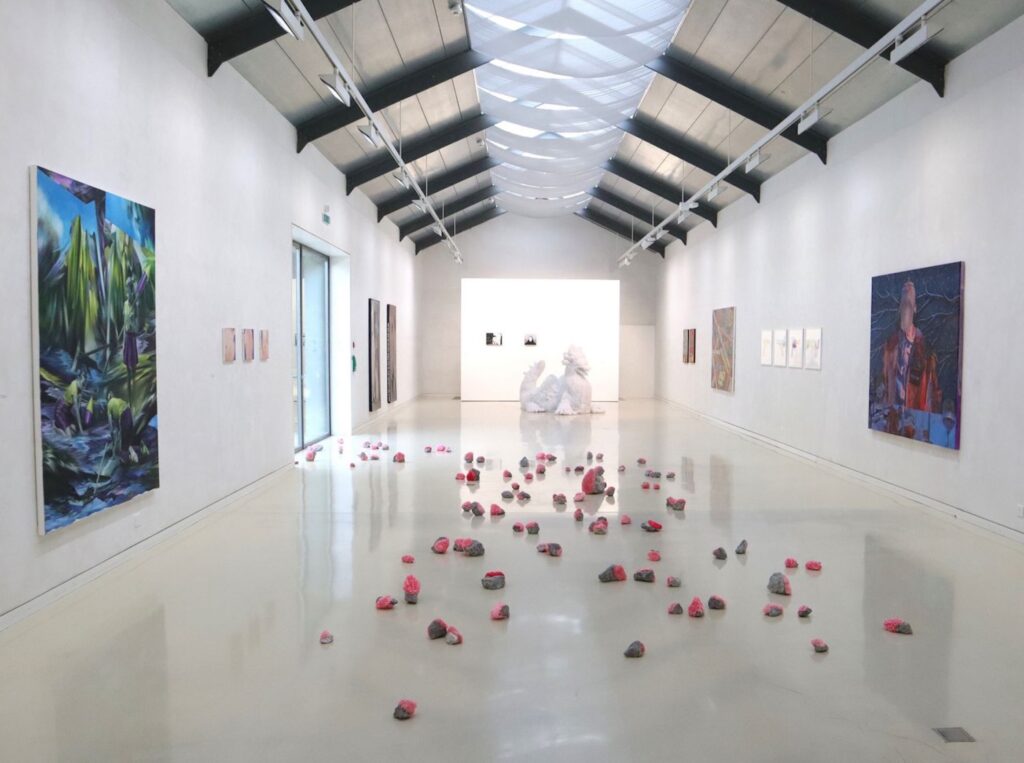 Ausstellungsansicht / Vue de l’exposition "Cantonale Berne Jura 2024/2025", Musée jurassien des Arts, Mou- tier, 2024. Foto/Photo: Mélanie Devaud/MJA  