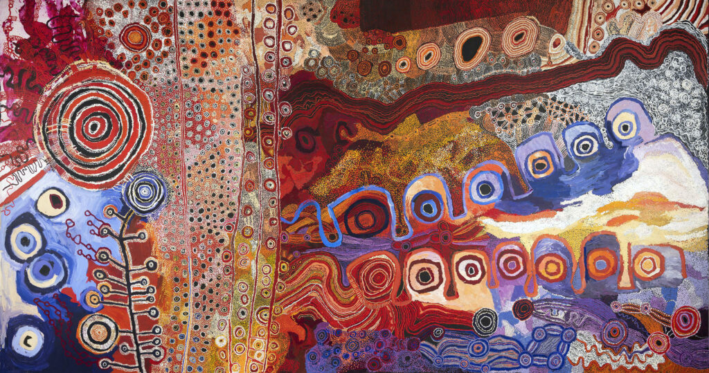 Nganampa mantangka minyma tjukatu Tjukurpa ngaranyi alatjitu / La loi des Femmes est vivante sur nos terres / Women's law alive in our Country, 2018 Acrylique sur toile / Acrylic on canvas 290 x 550 cm Oeuvre collaborative de femmes / Women's collaborative painting Tingila Yaritji Young (c.1954), Wawiriya Burton (c.1925-2021), Nyurpaya Kaika-Burton (1949), Tjimpayi Presley (c.1967), Naomi Kantjuriny (1944-décédée/deceased), Angkaliya Eadie Curtis (1928-2022), Nyunmiti Burton (1964), Tjungkara Ken (1969), Sylvia Ken (1965), Wipana Jimmy (1935-2019), Mary Katatjuku Pan (1944-2025), Maringka Baker (1952), Alison Milyka Carroll (1958), Carlene Thompson (1950), Mona Mitakiki (1954), Iluwanti Ungkutjuru Ken (c.1944), Panjiti Lewis (1963), Tuppy Ngintja Goodwin (1952), Barbara Mbitjana Moore (1964), Sharon Adamson (1995), Betty Muffler Biddy Mobbler (1944), Ingrid Treacle (1970), Meredith Treacle (1968), Elizabeth Dunn (1973) Teresa (Tunkin) Baker Mungee (1977), Patricia Kani Tunkin (1981), Groupes linguistiques : Pitjantjatjara et Yankunytjatjara Communautés : Amata, Fregon, Mimili, Indulkana, Pukatja, Nyapari, Kalka Région : Territoire Anangu Pitjantjatjara et Yankunytjatjara / APY Lands Etat / State : Australie-Méridionale / South Australia Crédit artistes : © APY Art Centre Collective Crédit photo : Vincent Girier Dufournier