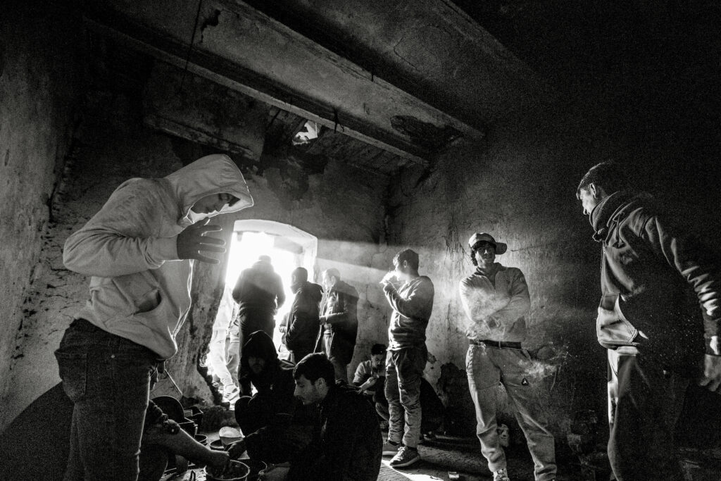 Foto © Klaus Petrus Geflüchtete in einem verfallenen Gebäude an der serbisch-ungarischen Grenze, Februar 2019.