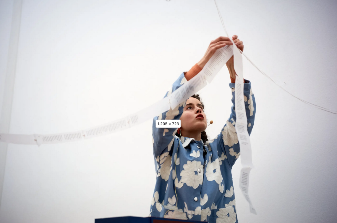 cassiane d. Pfund, quand je nous oublie j’allume un cierge (2025). Performance an der Cantonale Berne Jura: MORBUS HELVETICUS, Kunsthalle Bern, 2025 - Foto: David Aebi