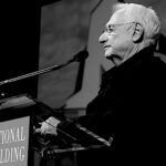 Frank O. Gehry, 2007 - Foto: National Building Museum, photo by Paul Morigi, https://www.flickr.com/photos/nationalbuildingmuseum/5489221895/?edited=1 - Lizenz: https://creativecommons.org/licenses/by/2.0/deed.en - Datei: https://commons.wikimedia.org/wiki/File:Turner_07_FGLecture.JPG