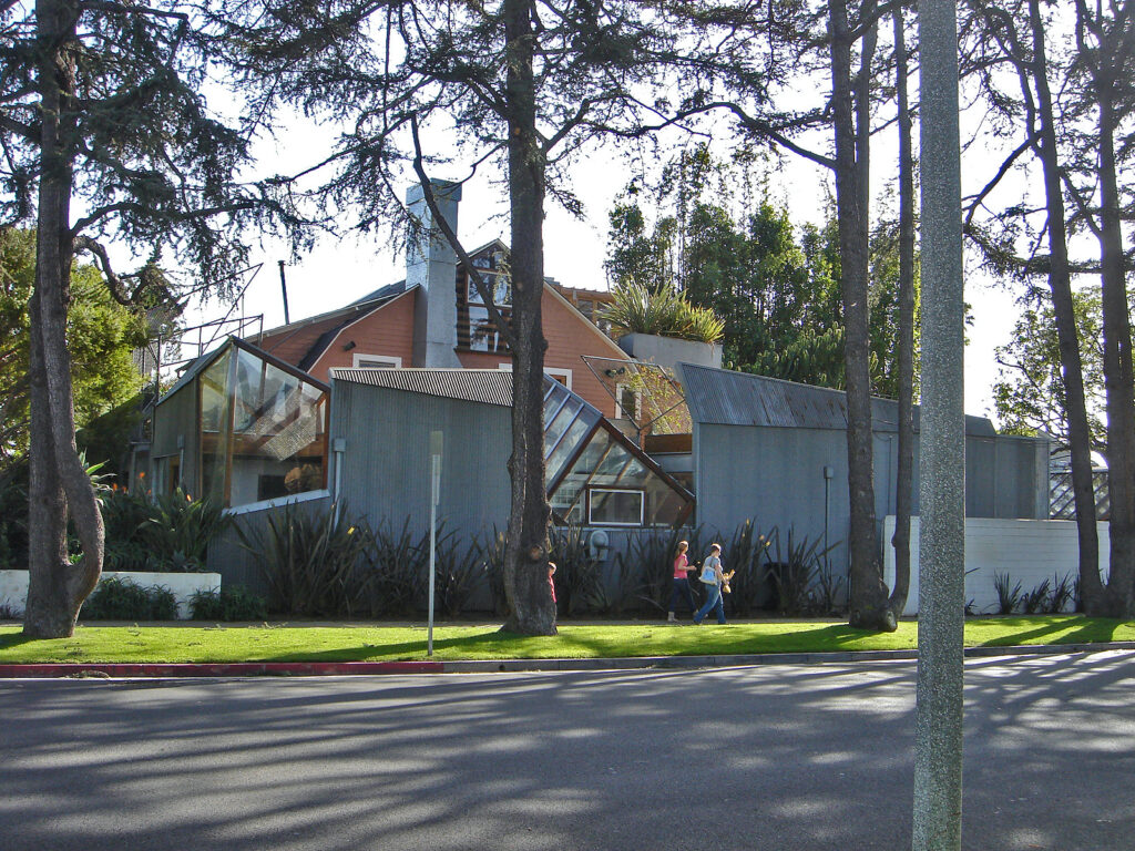 Frank Gehry's house in a posh area in Santa Monica. It is built upon an old house, with new elements added into the frame - Foto: IK's World Trip, https://www.flickr.com/photos/ikkoskinen/350055881/sizes/o/in/set-72157594441486676/ - Lizenz: https://creativecommons.org/licenses/by/2.0/deed.en - Datei: https://commons.wikimedia.org/wiki/File:Gehry_House_-_Image01.jpg