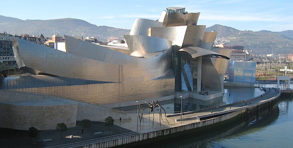 Guggenheim Museum Bilbao, 2000 - Foto: User:MykReeve, https://commons.wikimedia.org/wiki/User:MykReeve - Lizenz: https://creativecommons.org/licenses/by-sa/3.0/deed.en - Datei: https://commons.wikimedia.org/wiki/File:Guggenheim-bilbao-jan05.jpg