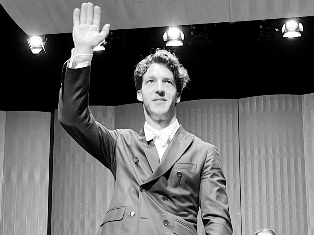 Lorenzo Viotti, 2024 - Foto: McNamara - Lizenz: https://creativecommons.org/licenses/by/4.0/deed.en - Datei: https://commons.wikimedia.org/wiki/File:Lorenzo_Viotti,_May_2024.jpg