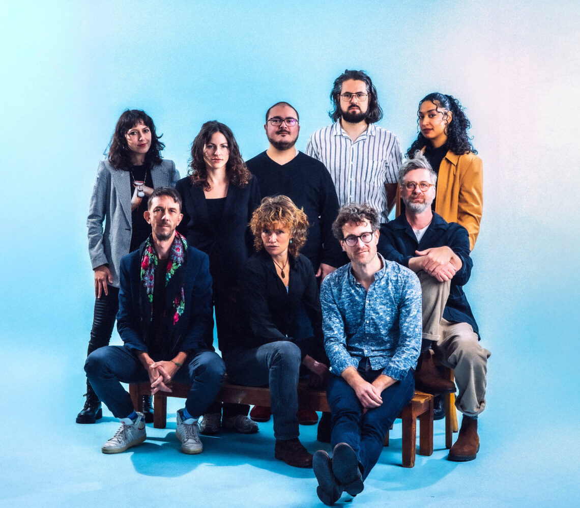 Bild: (v.h.n.v. / v.l.n.r.) Janina Neustupny, Kim Bollag, Roberto Barbotti, Victor Moser, Jennifer Perez Fabian Gisler, Caroline Faust, Kaspar von Grünigen, Johannes Raggio - Foto: © https://musikvielfalt.ch/ueber-uns/