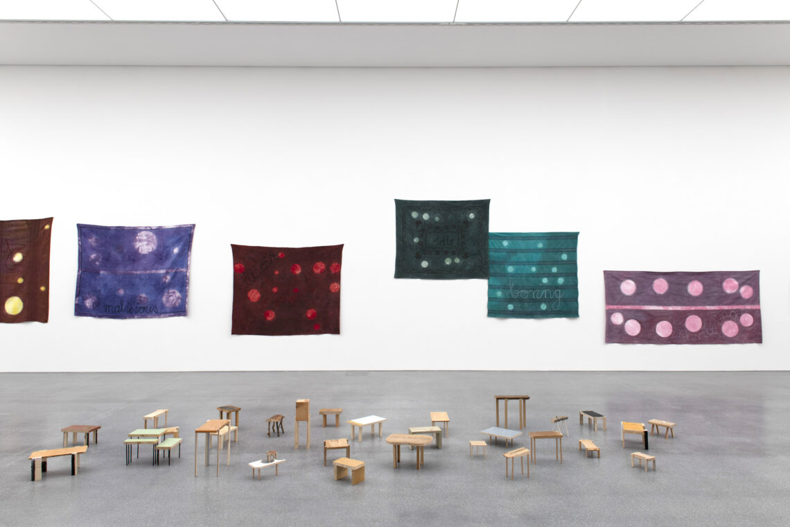 Saalaufnahme 1 Jahresausstellung «à table!» mit Werken von Livio Casanova (hinten) und Daniel Schuoler (vorne)