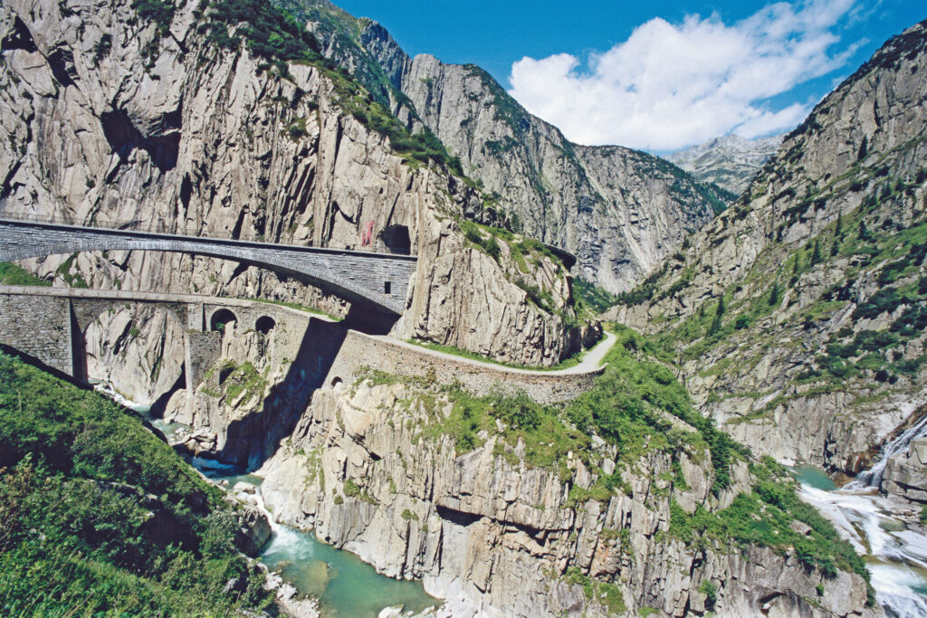 Teufelsbrücke(n) in der Schöllenenschlucht: Kunststrasse aus den 1820er-Jahren, darüber die Autostrasse aus den 1950er-Jahren. © ViaStoria/Universität Bern