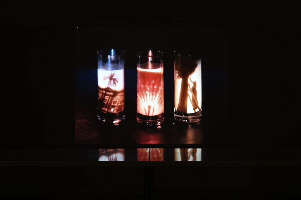 Silvie Defraoui (*1935), Bruits de surface, 1995, 1-Kanal-Videoinstallation, Farbe, Ton Stereo, 22’56“, PAL, 4:3, Edition 2/3, Projektion mit Reflexion auf Marmor-Tischplatten, Kunstmuseum Solothurn, Ankauf, 1998 - Foto: Stefan Holenstein