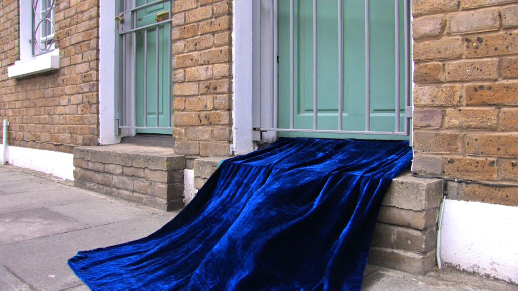 Bild: Judith Albert (*1969), Maria breit den Mantel aus (East End), 2011, 1-Kanal-Video, Farbe, Ton 4?00“, HD, 16:9, Edition 1/3, Kunstmuseum Solothurn, Ankauf, 2018, Videostill