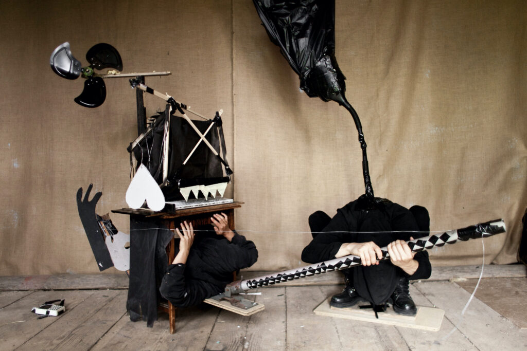 Augustin Rebetez, Moi non plus Oiseaux (aus der Serie Arrière-tête (mécanismes)) (Detail Videostill), 1992
1-Kanal-Video, Farbe, Ton, 5’25”
Aargauer Kunsthaus / Ankauf Mit Genehmigung des Künstlers © Augustin Rebetez