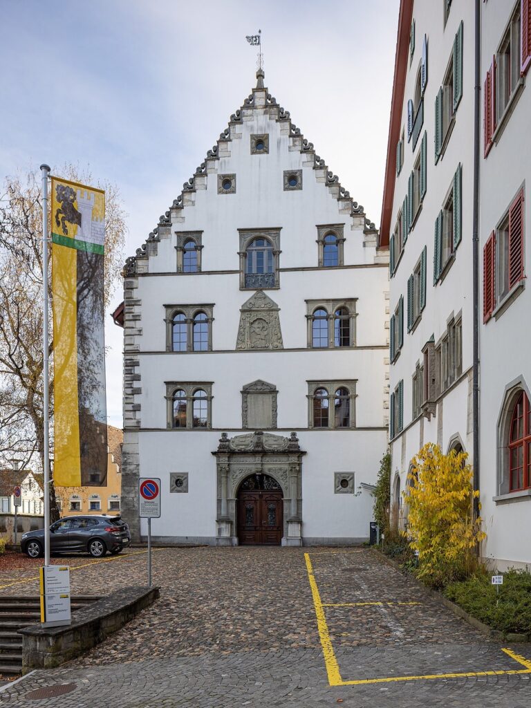 Regierungsgebäude in Schaffhausen, 2021 - Foto: JoachimKohler-HB, https://commons.wikimedia.org/wiki/User:JoachimKohler-HB - Lizenz: https://creativecommons.org/licenses/by-sa/4.0/deed.en - Datei: https://upload.wikimedia.org/wikipedia/commons/c/c5/Beckenstube_7_ff._-_Regierungsgeb%C3%A4ude_in_Schaffhausen.jpg