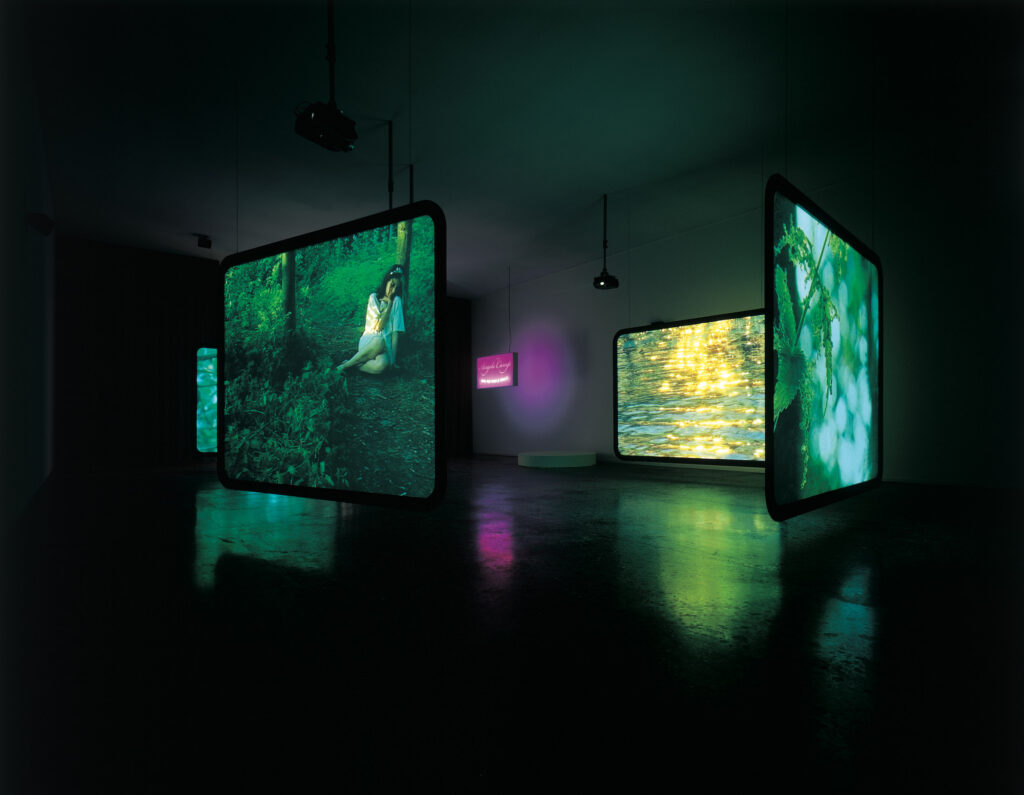 Emmanuelle Antille, Angels Camp – First Songs, 2003/2004 Ausstellungsansicht Schweizer Pavillon der Biennale von Venedig 2003 4-Kanal-Videoinstallation, Farbe, Ton, 17’27”
Aargauer Kunsthaus / Depositum der Walter A. Bechtler-Stiftung
Mit Genehmigung der Künstlerin
© Emmanuelle Antille
Foto: Georg Rehsteiner