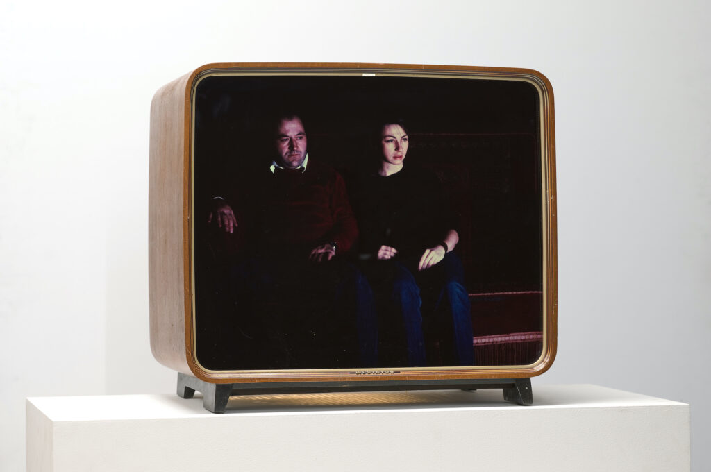 Guido Nussbaum, Fernsehabend, 1982/1985 Ausstellungsansicht Aargauer Kunsthaus
Fernsehapparat, Grossdia, Lichtorgel, Radio, 4 Glühbirnen Aargauer Kunsthaus / Ankauf © Guido Nussbaum
Foto Ullmann Photography