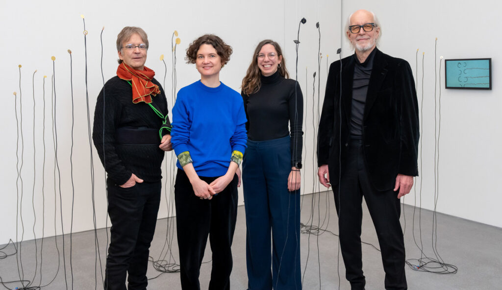 Bild: Stephan Kunz, Künstlerischer Direktor des Bündner Kunstmuseums, Ines Marita Schärer, Iris Aschwanden (Geschäftsführerin Bündner Kunstverein), Thomas Spielmann (Präsident Bündner Kunstverein) (v.l.n.r.)