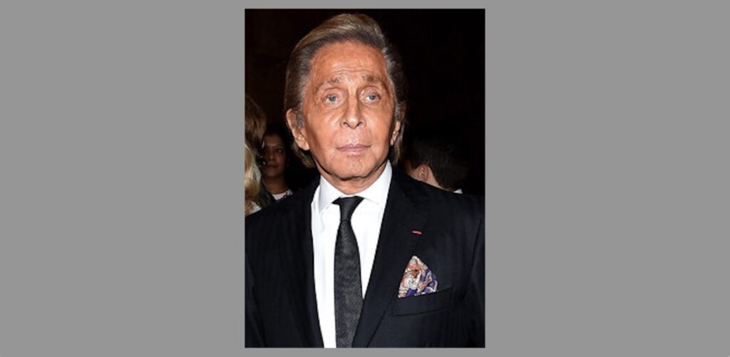 Valentino Garavani, 2014 - Foto: JoeJDunn - Lizenz: https://creativecommons.org/licenses/by-sa/4.0/deed.en - Datei: https://commons.wikimedia.org/wiki/File:Valentino%2BGaravani%2BFranca%2BSozzani%2BNew%2BYork%2Bd4kXm3FV9lbx_(cropped).jpg