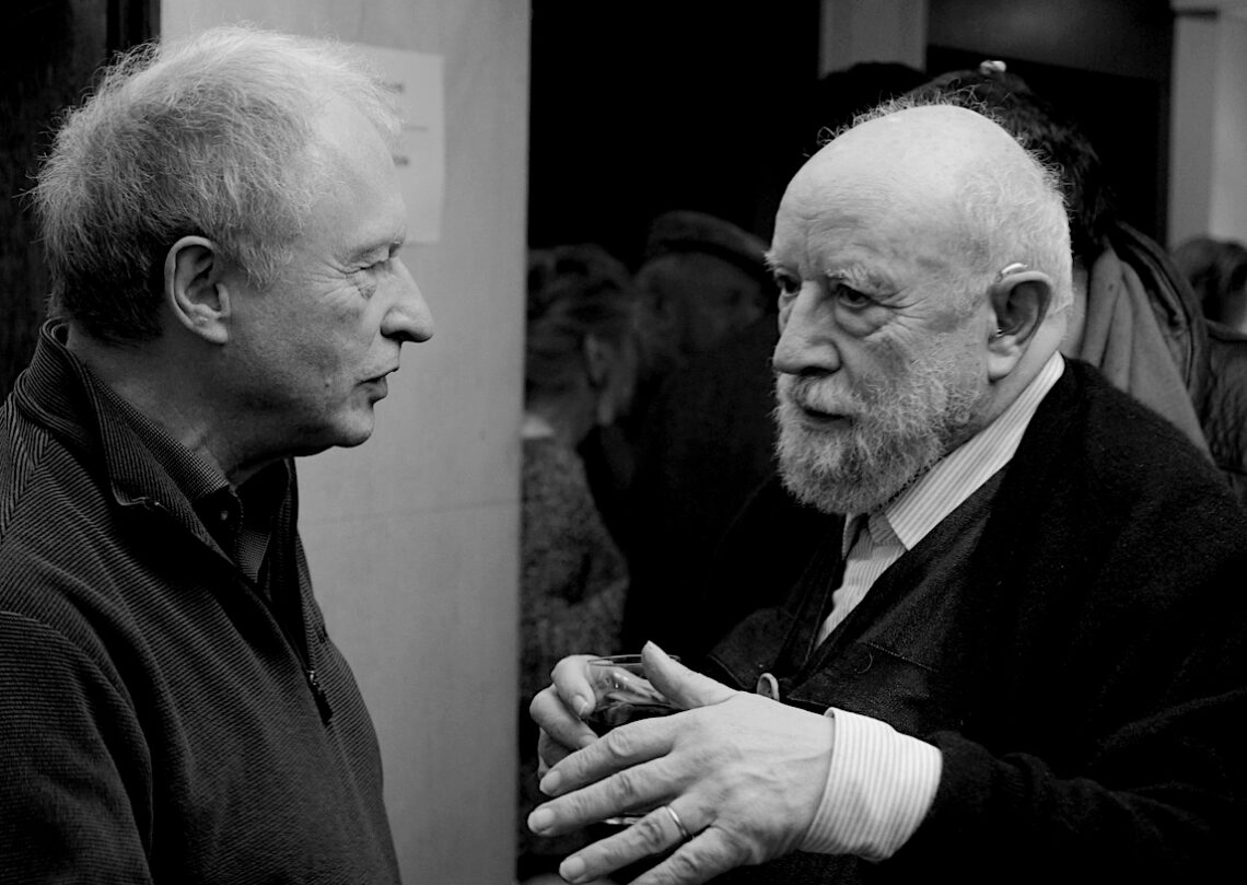 Valère Novarina (links) und Michel Butor, 2017 - Foto: Mirona Orvanian - Lizenz: https://creativecommons.org/licenses/by-sa/4.0/deed.en - Datei: https://fr.wikipedia.org/wiki/Val%C3%A8re_Novarina#/media/Fichier:Val%C3%A8re_Novarina_et_Michel_Butor.jpg