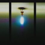 Alexander Hahn, CFL – Coded Fluorescent Light II – Ein Video-Rebus (Video-Still), 2025, 11‘12‘‘, Loop, 16:9, ortsspezifische Videoprojektion auf das Kunsthaus Frontfenster, Ton: Stereo, Courtesy der Künstler