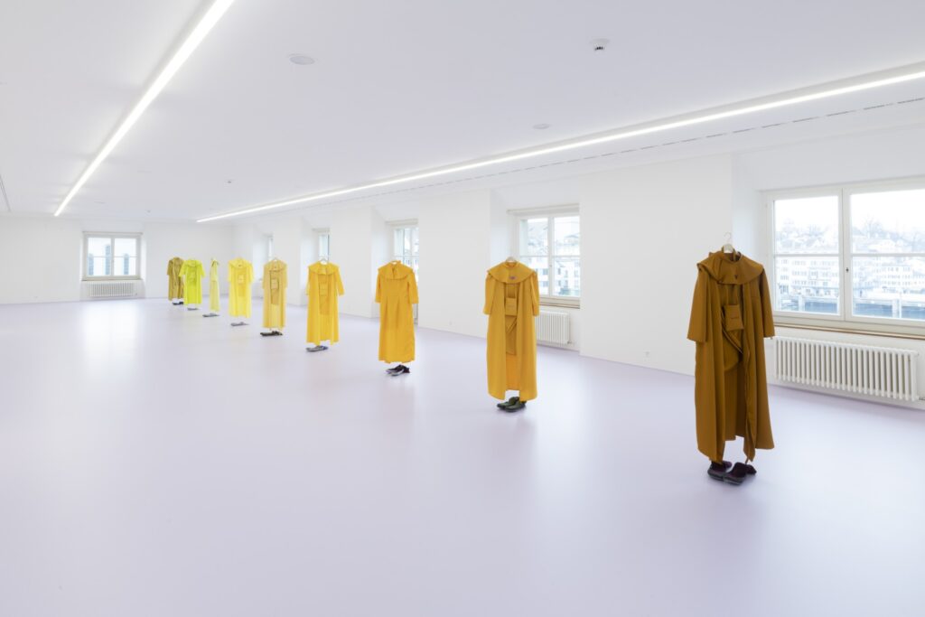 Lynne Gbodjrou Kouassi & Daniel Morgenthaler (Schuhe), w:hole milk, 2026 / Bodenarbeit: Lynne Gbodjrou Kouassi, Grund, 2026 (Foto: Studio Massimiliano Rossetto) (jpg/5,2 MB)