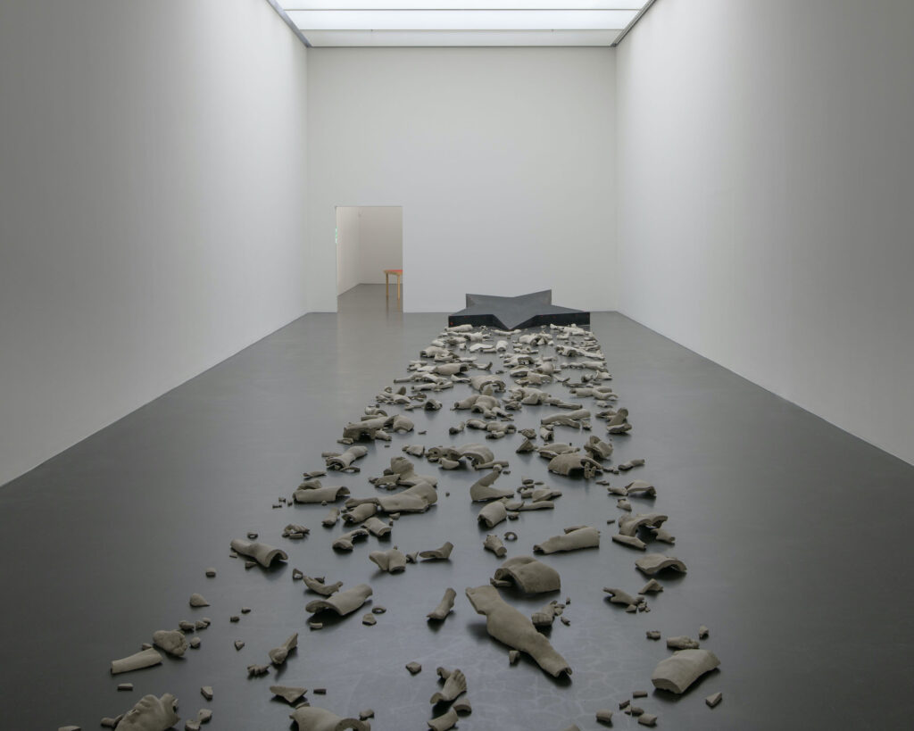 Ausstellungsansicht 1 Raum, 1 Werk. Installationen aus der Sammlung, 2026, Andreas Gehr, Leitstern, 1979, Stern: Metall, Polyesterfarbe; Tonteile, variable Dimensionen, Kunstmuseum Luzern, Depositum der Stadt Luzern, Foto: Marc Latzel