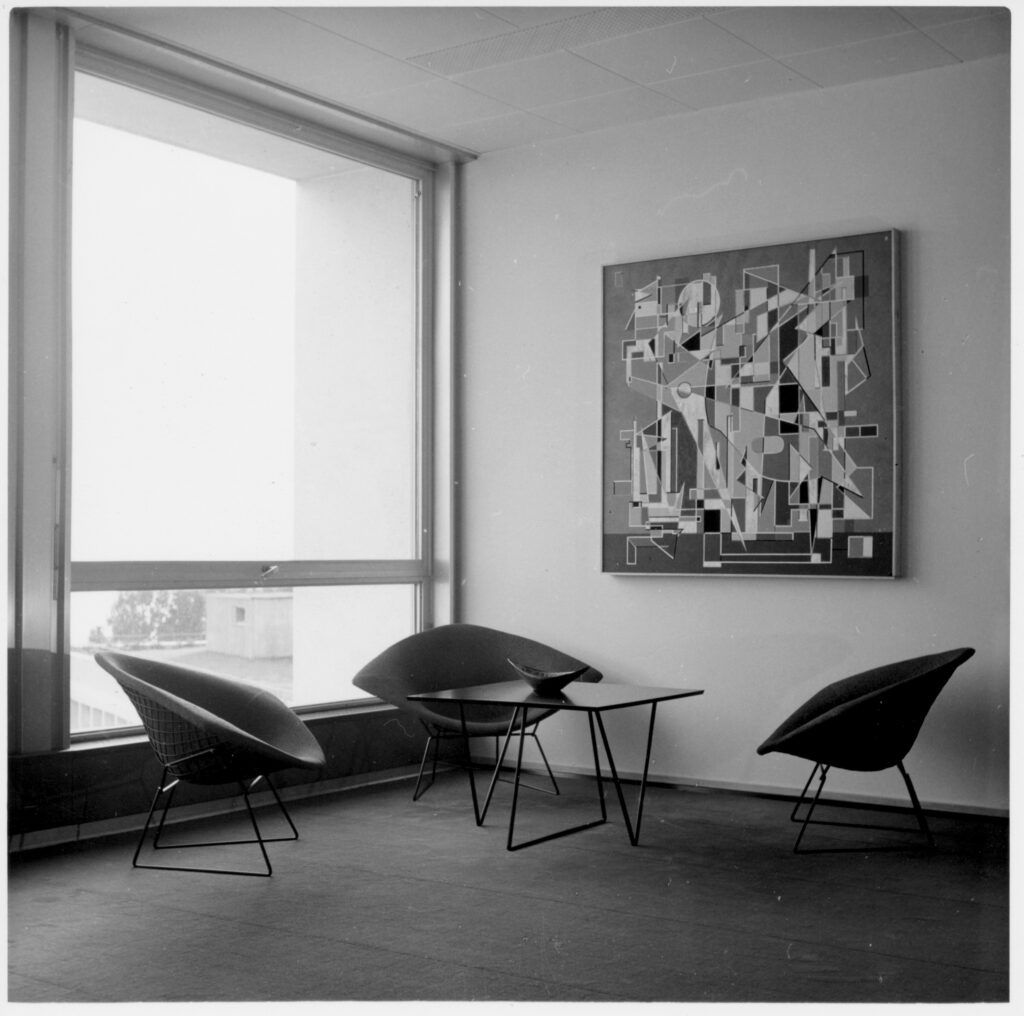 Rez-de-chaussée du bâtiment principal avec une transparence sur le parc © Archives de la Vaudoise Assurances, Lausanne