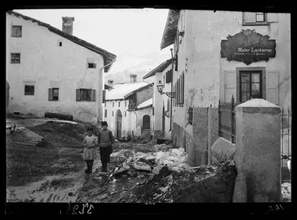 Giassa a Samedan (Crappun) enturn l'onn 1900. Fundaziun grischuna per la fotografia