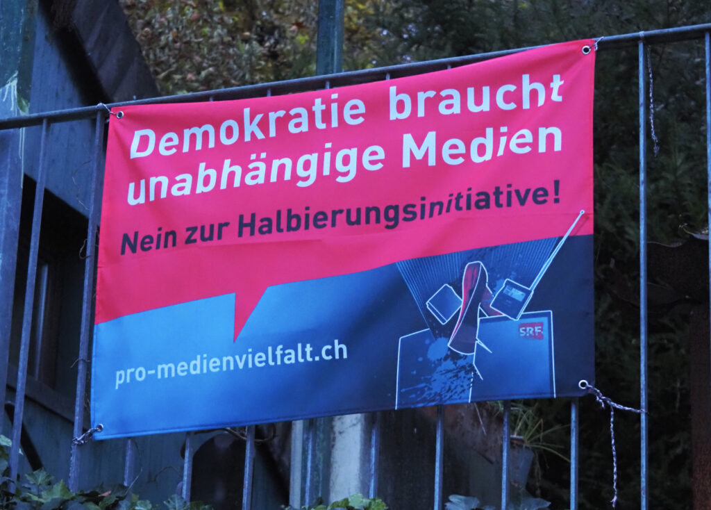 Banner zur Volksabstimmung «200 Franken sind genug! (SRG-Initiative)» («Halbierungsinitiative»), Dezember 2025 - Foto: Arkelin, https://commons.wikimedia.org/wiki/User:Arkelin - Datei: https://commons.wikimedia.org/wiki/File:Banner_De
