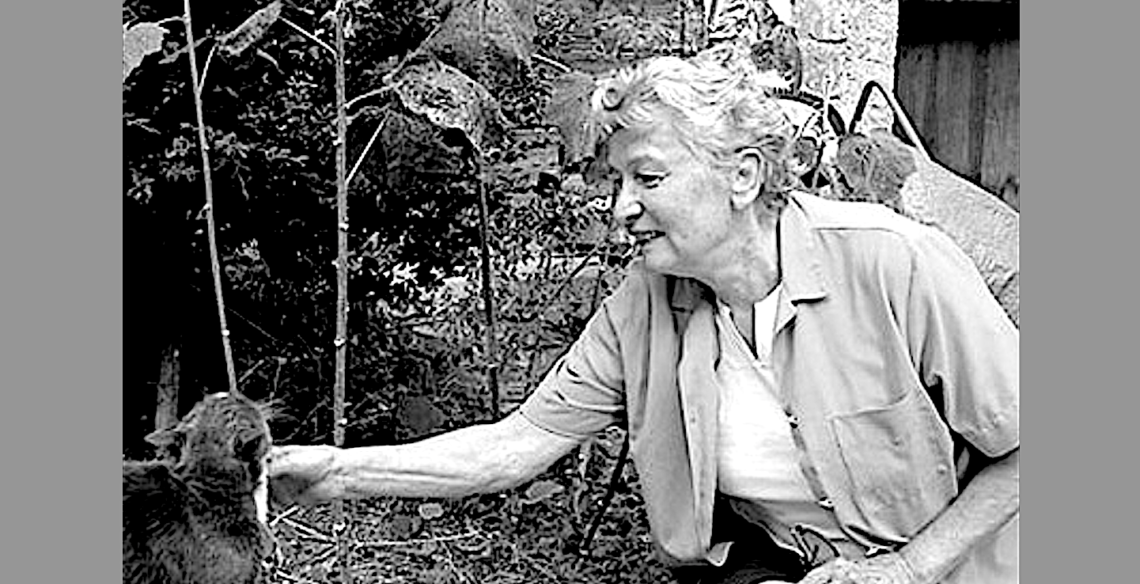 Éliane Radigue, 2014 - Foto: Delphine Migueres, http://freemusicarchive.org/curator/DRAM/blog/Eliane_Radigue_30_Years_Ago_and_Now - Lizenz: https://creativecommons.org/licenses/by-sa/3.0/deed.en - Datei: https://commons.wikimedia.org/wiki/File:%C3%89liane_Radigue_and_Cat.jpg