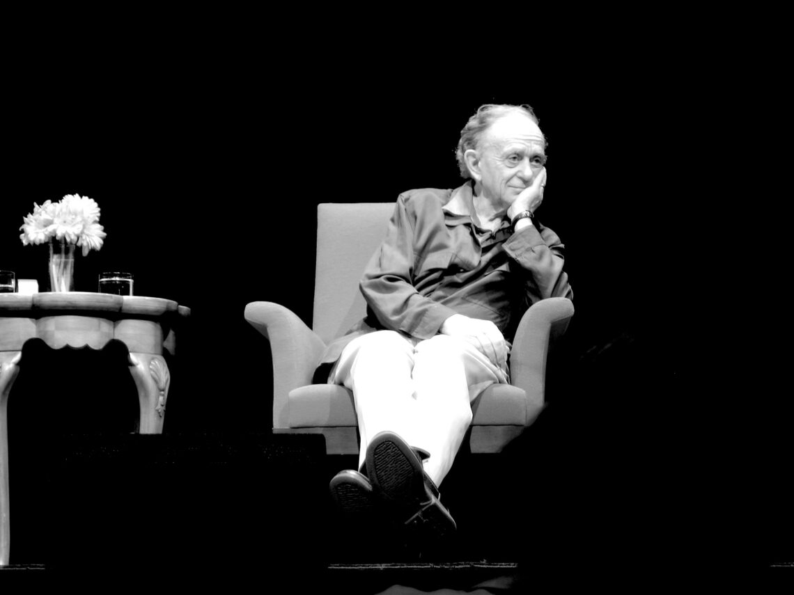 Frederick Wiseman, 2005 - Foto: Charles Haynes, https://www.flickr.com/photos/87232391@N00/19360210/ - Lizenz: https://creativecommons.org/licenses/by-sa/2.0/deed.en - Datei: https://commons.wikimedia.org/wiki/File:Frederick_Wiseman.jpg