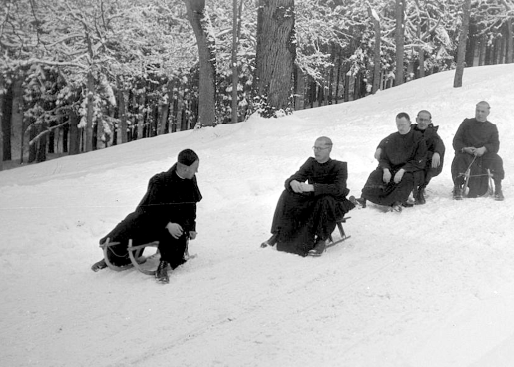 Fünf Mönche beim Schlittenfahren, St. Gallusstift, Bregenz - Fotoarchiv Kloster Mariastein, https://memobase.ch/de/object/kms-001-Mariastein_22_031?filter%5Bcollection%5D%5B0%5D=Fotoarchiv%20Kloster%20Mariastein