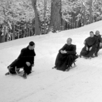 Fünf Mönche beim Schlittenfahren, St. Gallusstift, Bregenz - Fotoarchiv Kloster Mariastein, https://memobase.ch/de/object/kms-001-Mariastein_22_031?filter%5Bcollection%5D%5B0%5D=Fotoarchiv%20Kloster%20Mariastein
