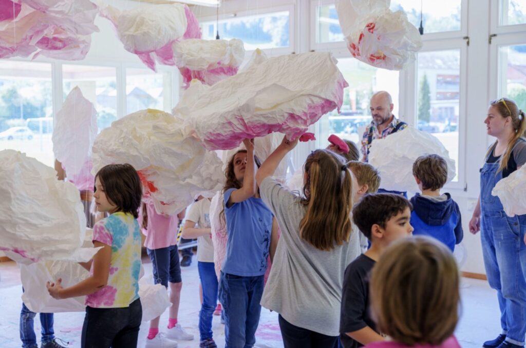 Die Künstlerin Petra Njezic und der Künstler Daniel Bracher verlegten im Rahmen des "Artists in Residence" für rund sechs Wochen ihre Ateliertätigkeit an die Schule Uerkheim - Foto: © Mike Enichtmayer, Die Mühle
