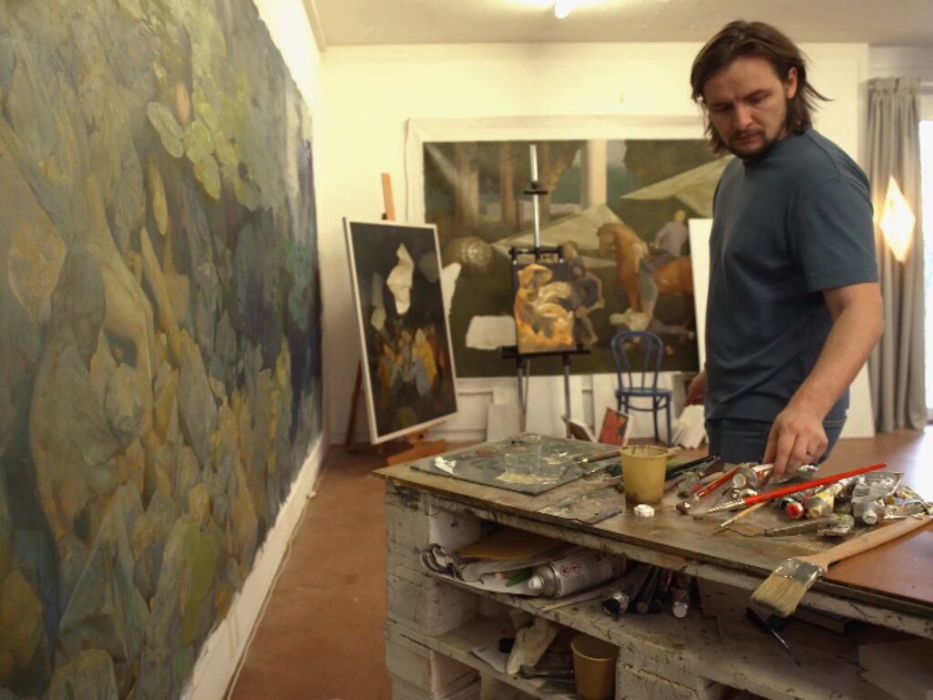 Manuel Dürr in seinem Bieler Atelier. Der 1989 geborene Bieler Künstler studierte Malerei, Philosophie und Kunstgeschichte in Florenz sowie in Fribourg-Freiburg und Bern - Foto: © SRF